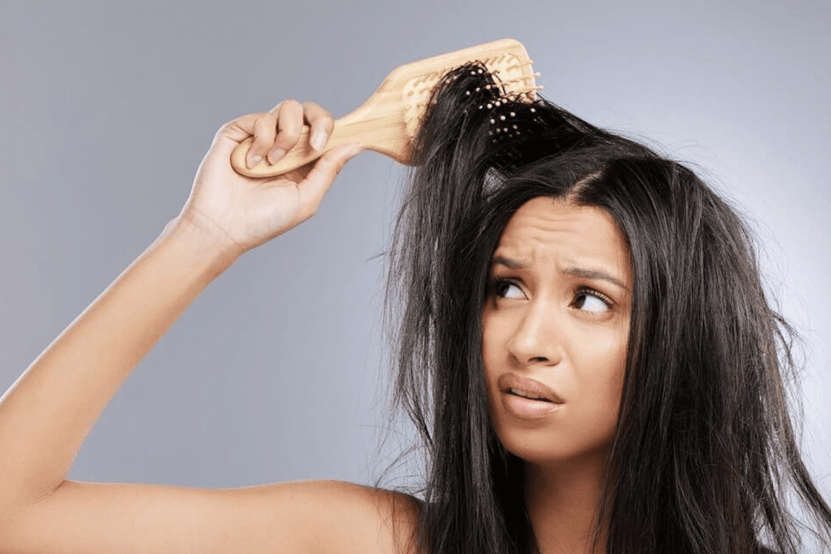 Comment garder ses cheveux lisses la nuit ? Le guide complet 2026